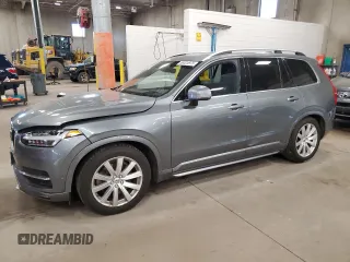 2017 Volvo XC90 Momentum z VIN YV4A22PK9H1169972, wystawiony jako Copart lot #56024975 z przebiegiem 53 323 mil mil oraz Szkody całkowita. Historia ofert i sprzedaży dostępna na DreamBid. Obrazek 1.
