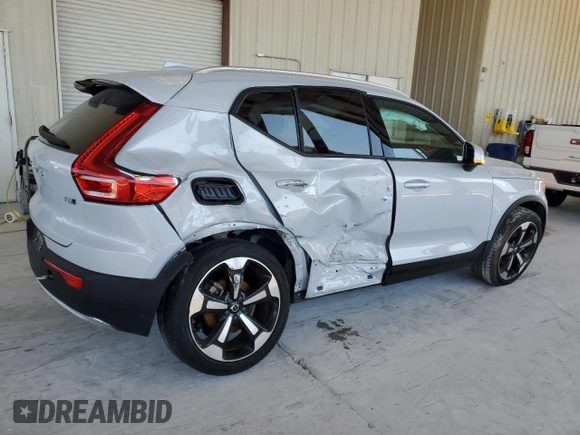 2022 Volvo XC40 Momentum with VIN YV4162UK4N2782984, listed as a Copart auction lot 57573245 with 19,865 mi miles and Salvage title. Bid and sale history available at DreamBid. Image 3.