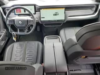 2023 Rivian R1S Adventure z VIN 7PDSGABA7PN021756, wystawiony jako Copart lot #67650414 z przebiegiem 3284 mil mil oraz Szkody całkowita. Historia ofert i sprzedaży dostępna na DreamBid. Obrazek 8.