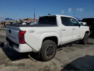 2024 Toyota Tacoma SR5 z VIN 3TMLB5JN0RM008107, wystawiony jako Copart lot #55326695 z przebiegiem 12 722 mil mil oraz Szkoda całkowita • Salvage title. Historia ofert i sprzedaży dostępna na DreamBid. Obrazek 3.