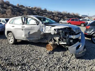 2015 Jeep Cherokee Sport z VIN 1C4PJMAB8FW776627, wystawiony jako Copart lot #47873235 z przebiegiem Nie podano mil oraz Szkoda całkowita • Salvage title. Historia ofert i sprzedaży dostępna na DreamBid. Obrazek 4.