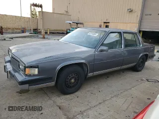 1985 Cadillac Fleetwood z VIN 1G6CB6984F4325337, wystawiony jako Copart lot #82255894 z przebiegiem 46 192 mil mil oraz Tytuł czysty. Historia ofert i sprzedaży dostępna na DreamBid. Obrazek 1.
