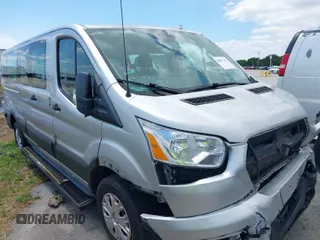 2020 Ford Transit Passenger XL z VIN 1FBAX2Y85LKA09571, wystawiony jako IAAI lot #40851163 z przebiegiem 195 083 mil mil oraz . Historia ofert i sprzedaży dostępna na DreamBid. Obrazek 1.