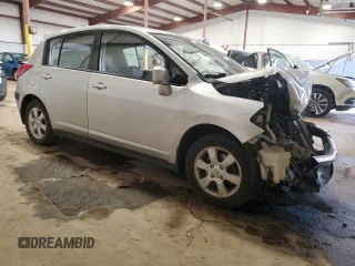 2007 Nissan Versa SL z VIN 3N1BC13E97L459864, wystawiony jako Copart lot #45786195 z przebiegiem Nie podano mil oraz Szkoda całkowita • Salvage title. Historia ofert i sprzedaży dostępna na DreamBid. Obrazek 4.
