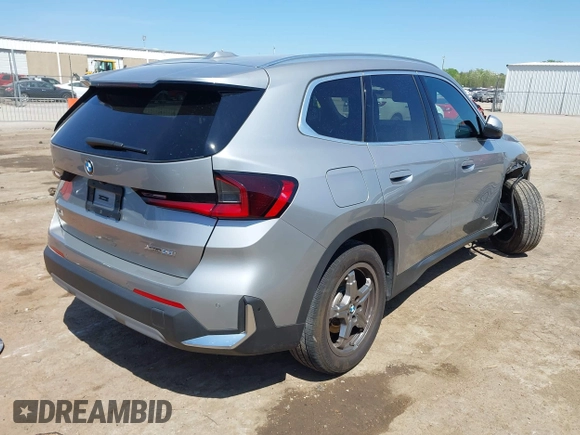2023 BMW X1 xDrive28i z VIN WBX73EF03P5X46405, wystawiony jako IAAI lot #42038660 z przebiegiem 21 994 mil mil oraz . Historia ofert i sprzedaży dostępna na DreamBid. Obrazek 4.