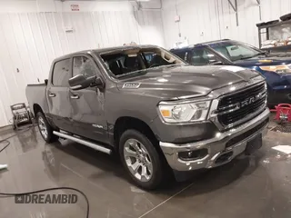 2020 Ram 1500 Big Horn z VIN 1C6SRFFTXLN359454, wystawiony jako IAAI lot #42071673 z przebiegiem 24 905 mil mil oraz . Historia ofert i sprzedaży dostępna na DreamBid. Obrazek 1.