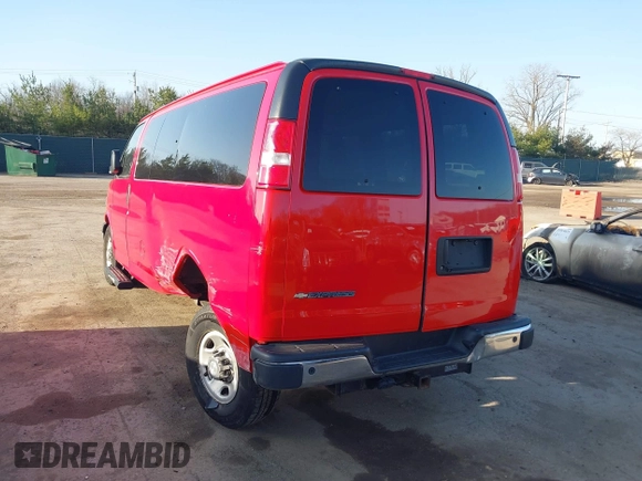 2020 Chevrolet City Express Cargo z VIN 1GCZGGFG5L1188853, wystawiony jako IAAI lot #41790969 z przebiegiem 104 599 mil mil oraz . Historia ofert i sprzedaży dostępna na DreamBid. Obrazek 3.