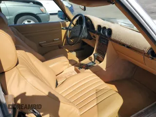 1986 Mercedes-Benz 560 SL z VIN WDBBA48D8GA045467, wystawiony jako Copart lot #57576155 z przebiegiem 64 819 mil mil oraz Tytuł czysty. Historia ofert i sprzedaży dostępna na DreamBid. Obrazek 8.