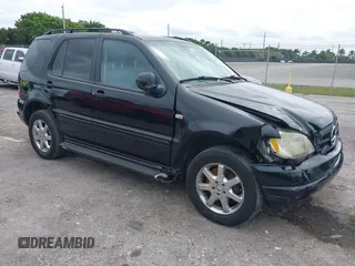 2000 Mercedes-Benz M 320/430/500 z VIN 4JGAB72E2YA188084, wystawiony jako IAAI lot #41633437 z przebiegiem 233 911 mil mil oraz . Historia ofert i sprzedaży dostępna na DreamBid. Obrazek 1.