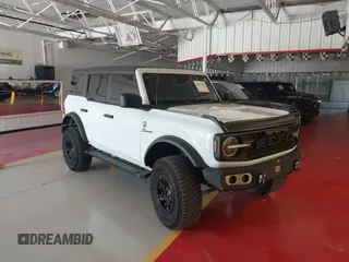 2022 Ford Bronco z VIN 1FMDE5BH1NLB16280, wystawiony jako IAAI lot #42440295 z przebiegiem 37 738 mil mil oraz . Historia ofert i sprzedaży dostępna na DreamBid. Obrazek 1.