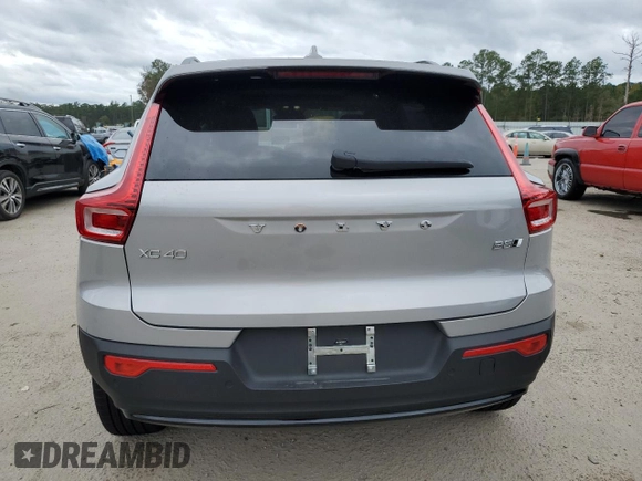 2023 Volvo XC40 Ultimate Dark Theme z VIN YV4L12UX2P2098537, wystawiony jako Copart lot #82546974 z przebiegiem 5 477 mil mil oraz Szkoda całkowita • Salvage title. Historia ofert i sprzedaży dostępna na DreamBid. Obrazek 6.