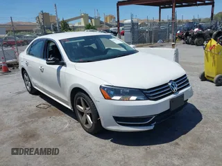 2014 Volkswagen Passat SE z VIN 1VWBT7A39EC033471, wystawiony jako IAAI lot #42397759 z przebiegiem 94 082 mil mil oraz . Historia ofert i sprzedaży dostępna na DreamBid. Obrazek 1.