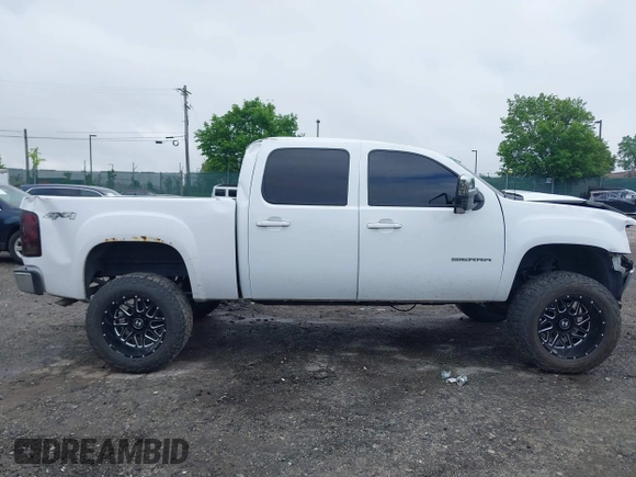 2010 GMC Sierra 1500 SLT z VIN 3GTRKWE35AG157530, wystawiony jako IAAI lot #42200182 z przebiegiem Nie podano mil oraz . Historia ofert i sprzedaży dostępna na DreamBid. Obrazek 12.