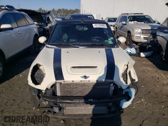 2014 MINI Convertible S z VIN WMWZP3C58ET707569, wystawiony jako Copart lot #42129485 z przebiegiem 62 343 mil mil oraz Szkoda całkowita • Salvage title. Historia ofert i sprzedaży dostępna na DreamBid. Obrazek 5.