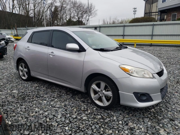 2010 Toyota Matrix S z VIN 2T1LE4EE9AC017087, wystawiony jako Copart lot #53549035 z przebiegiem 127 598 mil mil oraz Nie do naprawy • Non repairable. Historia ofert i sprzedaży dostępna na DreamBid. Obrazek 4.