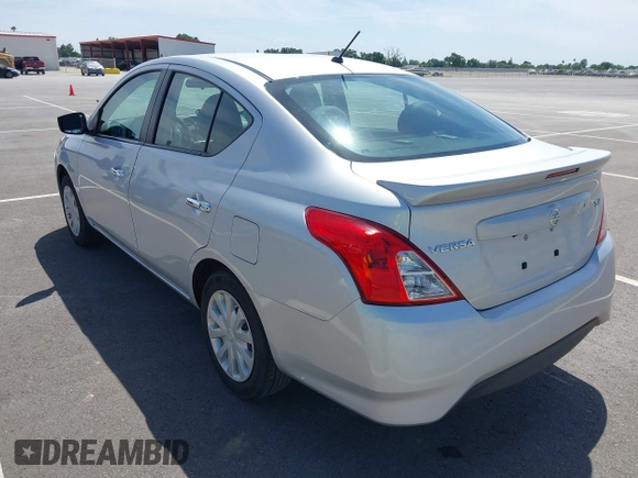 2019 Nissan Versa SV z VIN 3N1CN7AP9KL867893, wystawiony jako IAAI lot #42100542 z przebiegiem 105 962 mil mil oraz . Historia ofert i sprzedaży dostępna na DreamBid. Obrazek 3.