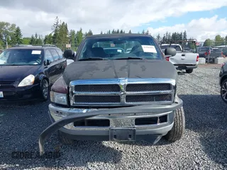 2000 Dodge 1500 z VIN 3B7HF13Z9YG138645, wystawiony jako IAAI lot #42298492 z przebiegiem 138 898 mil mil oraz . Historia ofert i sprzedaży dostępna na DreamBid. Obrazek 12.