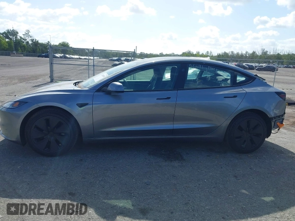 2025 Tesla Model 3 Long Range z VIN 5YJ3E1EA7SF892239, wystawiony jako IAAI lot #42068918 z przebiegiem 17 mil mil oraz . Historia ofert i sprzedaży dostępna na DreamBid. Obrazek 15.