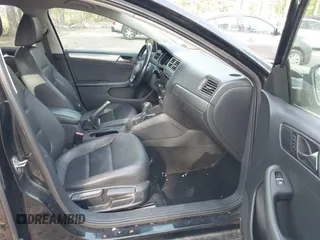 2015 Volkswagen Jetta SE z VIN 3VWD07AJ1FM277499, wystawiony jako IAAI lot #42085122 z przebiegiem 122 754 mil mil oraz . Historia ofert i sprzedaży dostępna na DreamBid. Obrazek 5.