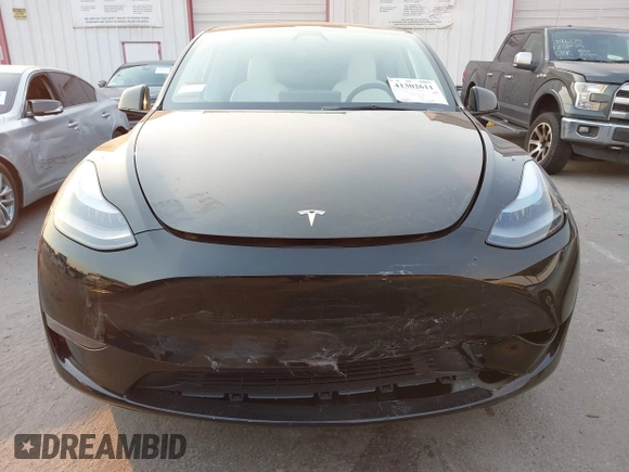 2025 Tesla Model Y Long Range with VIN 7SAYGDED5SF281818, listed as a IAAI auction lot 41302611 with 395 mi miles and . Bid and sale history available at DreamBid. Image 12.