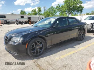 2022 Chrysler 300 S z VIN 2C3CCABG7NH221770, wystawiony jako Copart lot #57892575 z przebiegiem 70 626 mil mil oraz Szkoda całkowita • Salvage title. Historia ofert i sprzedaży dostępna na DreamBid. Obrazek 1.