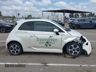 2018 FIAT 500e z VIN 3C3CFFGE9JT425578, wystawiony jako IAAI lot #42078476 z przebiegiem 29 592 mil mil oraz . Historia ofert i sprzedaży dostępna na DreamBid. Obrazek 13.