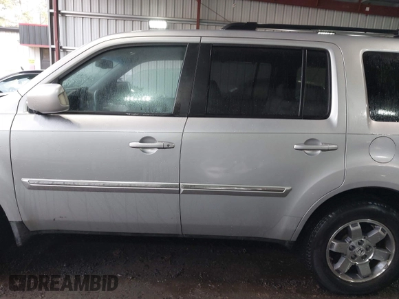 2011 Honda Pilot Touring with VIN 5FNYF4H90BB084692, listed as a IAAI auction lot 41867622 with 62,805 mi miles. Bid and sale history available at carsss.com. Image 14.