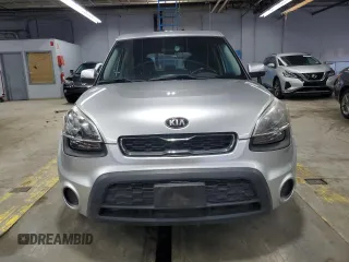 2013 Kia Soul + z VIN KNDJT2A65D7564122, wystawiony jako Copart lot #55811785 z przebiegiem 89 887 mil mil oraz Szkoda całkowita • Salvage title. Historia ofert i sprzedaży dostępna na DreamBid. Obrazek 5.
