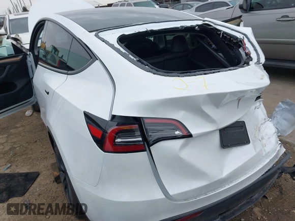 2025 Tesla Model Y Long Range z VIN 7SAYGDED9SA357876, wystawiony jako IAAI lot #41555227 z przebiegiem 1 600 mil mil oraz . Historia ofert i sprzedaży dostępna na DreamBid. Obrazek 6.