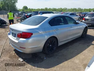 2013 BMW 5 Series 528i xDrive z VIN WBAXH5C50DD107881, wystawiony jako IAAI lot #42279780 z przebiegiem 205 890 mil mil oraz . Historia ofert i sprzedaży dostępna na DreamBid. Obrazek 4.