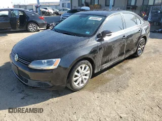 2014 Volkswagen Jetta SE z VIN 3VWD17AJ8EM285899, wystawiony jako Copart lot #46890955 z przebiegiem 135 410 mil mil oraz Szkoda całkowita • Salvage title. Historia ofert i sprzedaży dostępna na DreamBid. Obrazek 1.