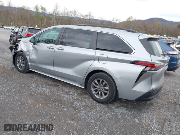 2021 Toyota Sienna XLE with VIN 5TDJRKEC1MS027266, listed as a IAAI auction lot 41956093 with 61,341 mi miles. Bid and sale history available at carsss.com. Image 3.