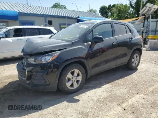 2020 Chevrolet Trax LS z VIN KL7CJKSB7LB021423, wystawiony jako Copart lot #57650815 z przebiegiem 60 282 mil mil oraz Szkoda całkowita • Salvage title. Historia ofert i sprzedaży dostępna na DreamBid. Obrazek 1.