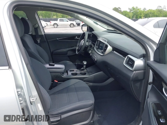 2019 Kia Sorento L z VIN 5XYPG4A36KG593306, wystawiony jako IAAI lot #42084345 z przebiegiem 115 241 mil mil oraz . Historia ofert i sprzedaży dostępna na DreamBid. Obrazek 5.