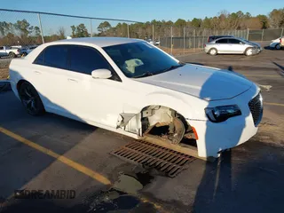 2021 Chrysler 300 S z VIN 2C3CCABG9MH545933, wystawiony jako IAAI lot #41222858 z przebiegiem 76 434 mil mil oraz . Historia ofert i sprzedaży dostępna na DreamBid. Obrazek 1.