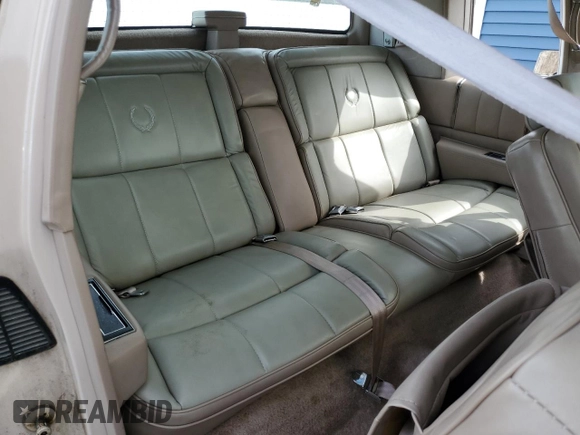 1988 Cadillac DeVille z VIN 1G6CD1153J4241498, wystawiony jako Copart lot #50236495 z przebiegiem 76 745 mil mil oraz Czysty tytuł • Clean title. Historia ofert i sprzedaży dostępna na DreamBid. Obrazek 10.