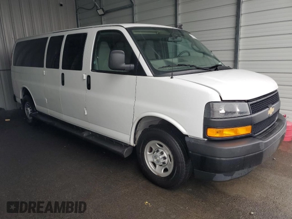 2022 Chevrolet Express Passenger LS z VIN 1GAZGNFPXN1290651, wystawiony jako Copart lot #49330615 z przebiegiem 31 309 mil mil oraz Czysty tytuł • Clean title. Historia ofert i sprzedaży dostępna na DreamBid. Obrazek 4.