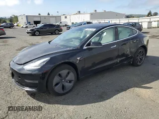 2020 Tesla Model 3 Standard Range Plus z VIN 5YJ3E1EA9LF606716, wystawiony jako Copart lot #52807955 z przebiegiem 40 393 mil mil oraz Szkody całkowita. Historia ofert i sprzedaży dostępna na DreamBid. Obrazek 1.