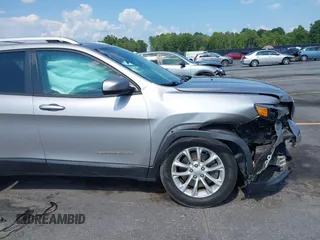 2020 Jeep Cherokee Latitude z VIN 1C4PJLCB3LD615147, wystawiony jako IAAI lot #42569825 z przebiegiem 128 952 mil mil oraz . Historia ofert i sprzedaży dostępna na DreamBid. Obrazek 17.