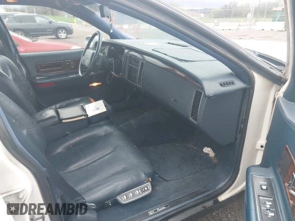 1993 Cadillac Fleetwood z VIN 1G6DW527XPR723385, wystawiony jako IAAI lot #41925057 z przebiegiem 193 595 mil mil oraz . Historia ofert i sprzedaży dostępna na DreamBid. Obrazek 5.