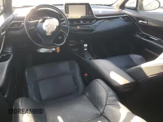 2019 Toyota C-HR XLE z VIN NMTKHMBX6KR070507, wystawiony jako Copart lot #50090175 z przebiegiem 109 471 mil mil oraz Szkody całkowita. Historia ofert i sprzedaży dostępna na DreamBid. Obrazek 8.
