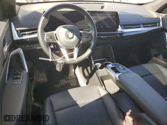 2023 BMW X1 xDrive28i z VIN WBX73EF08P5W93989, wystawiony jako Copart lot #51794235 z przebiegiem 43 271 mil mil oraz Czysty tytuł • Clean title. Historia ofert i sprzedaży dostępna na DreamBid. Obrazek 8.