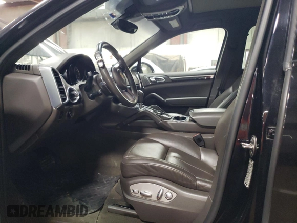 2016 Porsche Cayenne z VIN WP1AA2A20GLA05428, wystawiony jako Copart lot #52168225 z przebiegiem 90 749 mil mil oraz Szkoda całkowita • Salvage title. Historia ofert i sprzedaży dostępna na DreamBid. Obrazek 7.