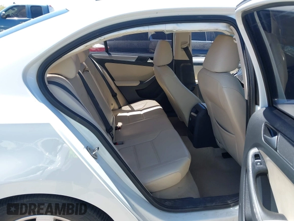 2015 Volkswagen Jetta SE z VIN 3VWD07AJ5FM346565, wystawiony jako IAAI lot #42104880 z przebiegiem 93 491 mil mil oraz . Historia ofert i sprzedaży dostępna na DreamBid. Obrazek 8.
