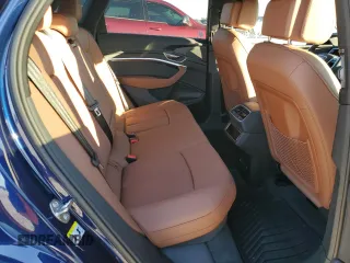2022 Audi e-tron Premium Plus z VIN WA1LAAGE8NB030872, wystawiony jako Copart lot #72593972 z przebiegiem 4 896 mil mil oraz . Historia ofert i sprzedaży dostępna na DreamBid. Obrazek 11.