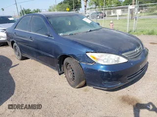 2002 Toyota Camry LE z VIN 4T1BE30K82U553189, wystawiony jako IAAI lot #42270785 z przebiegiem 216 710 mil mil oraz . Historia ofert i sprzedaży dostępna na DreamBid. Obrazek 1.