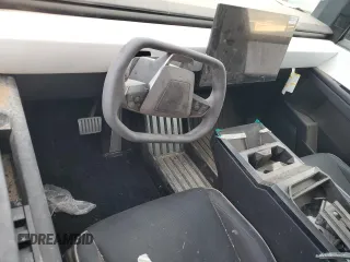 2024 Tesla Cybertruck z VIN 7G2CEHED6RA013370, wystawiony jako Copart lot #69230494 z przebiegiem Nie podano mil oraz Szkody całkowita. Historia ofert i sprzedaży dostępna na DreamBid. Obrazek 8.