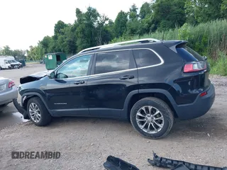 2019 Jeep Cherokee Latitude Plus z VIN 1C4PJLLB5KD316077, wystawiony jako IAAI lot #42723693 z przebiegiem 103 758 mil mil oraz . Historia ofert i sprzedaży dostępna na DreamBid. Obrazek 15.