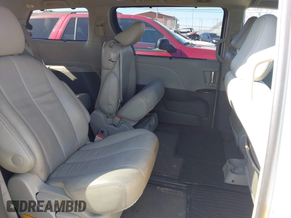 2013 Toyota Sienna XLE AAS z VIN 5TDYK3DC6DS372819, wystawiony jako IAAI lot #41395777 z przebiegiem 181 526 mil mil oraz . Historia ofert i sprzedaży dostępna na DreamBid. Obrazek 8.