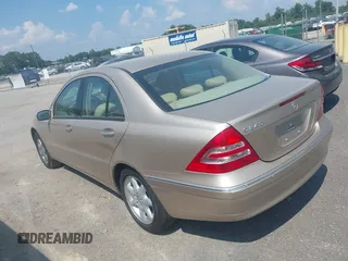 2002 Mercedes-Benz C 230/260/280/320 z VIN WDBRF61J32E005536, wystawiony jako IAAI lot #42527472 z przebiegiem 9 601 mil mil oraz . Historia ofert i sprzedaży dostępna na DreamBid. Obrazek 3.